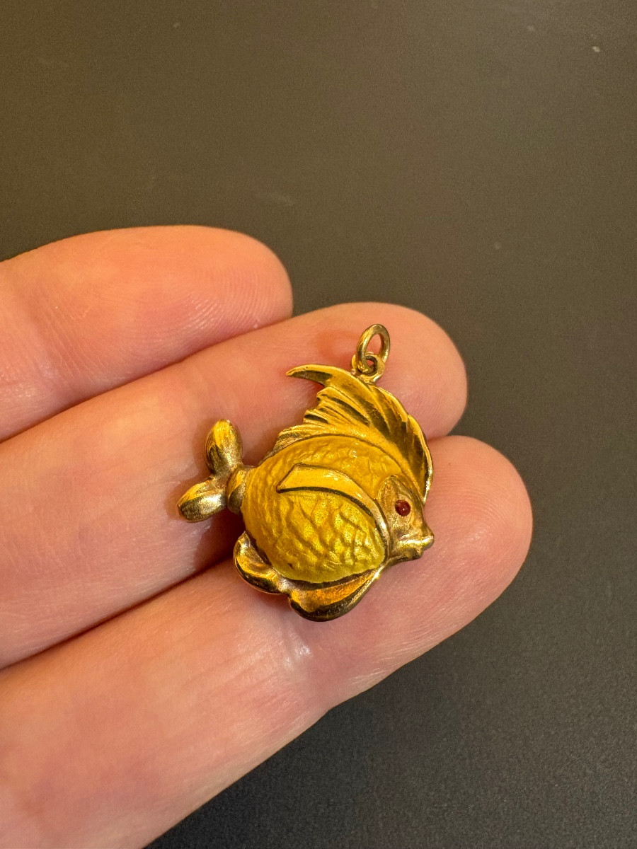 Pendentif poisson en or jaune 750/1000 eme émaillé.