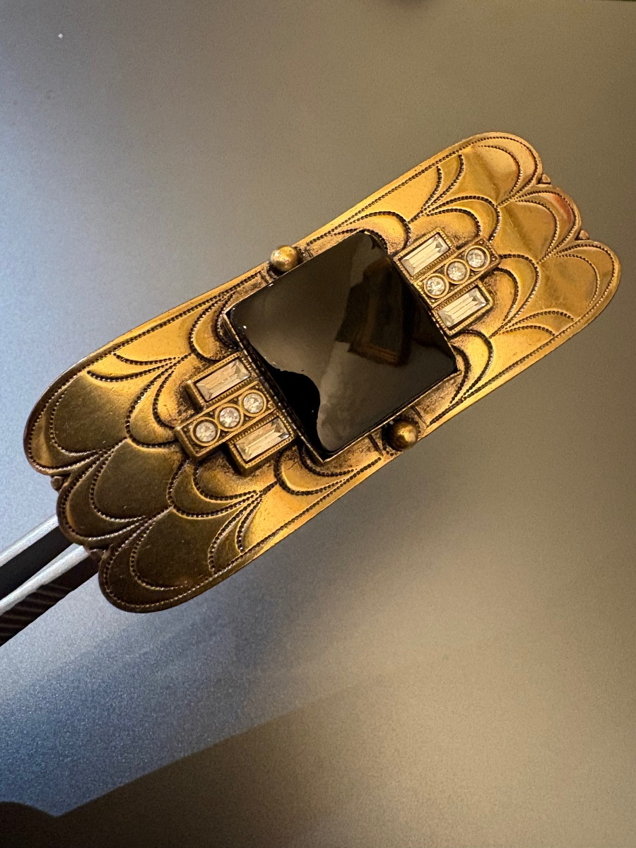 Art Deco: Broche en laiton, strass et verre noir