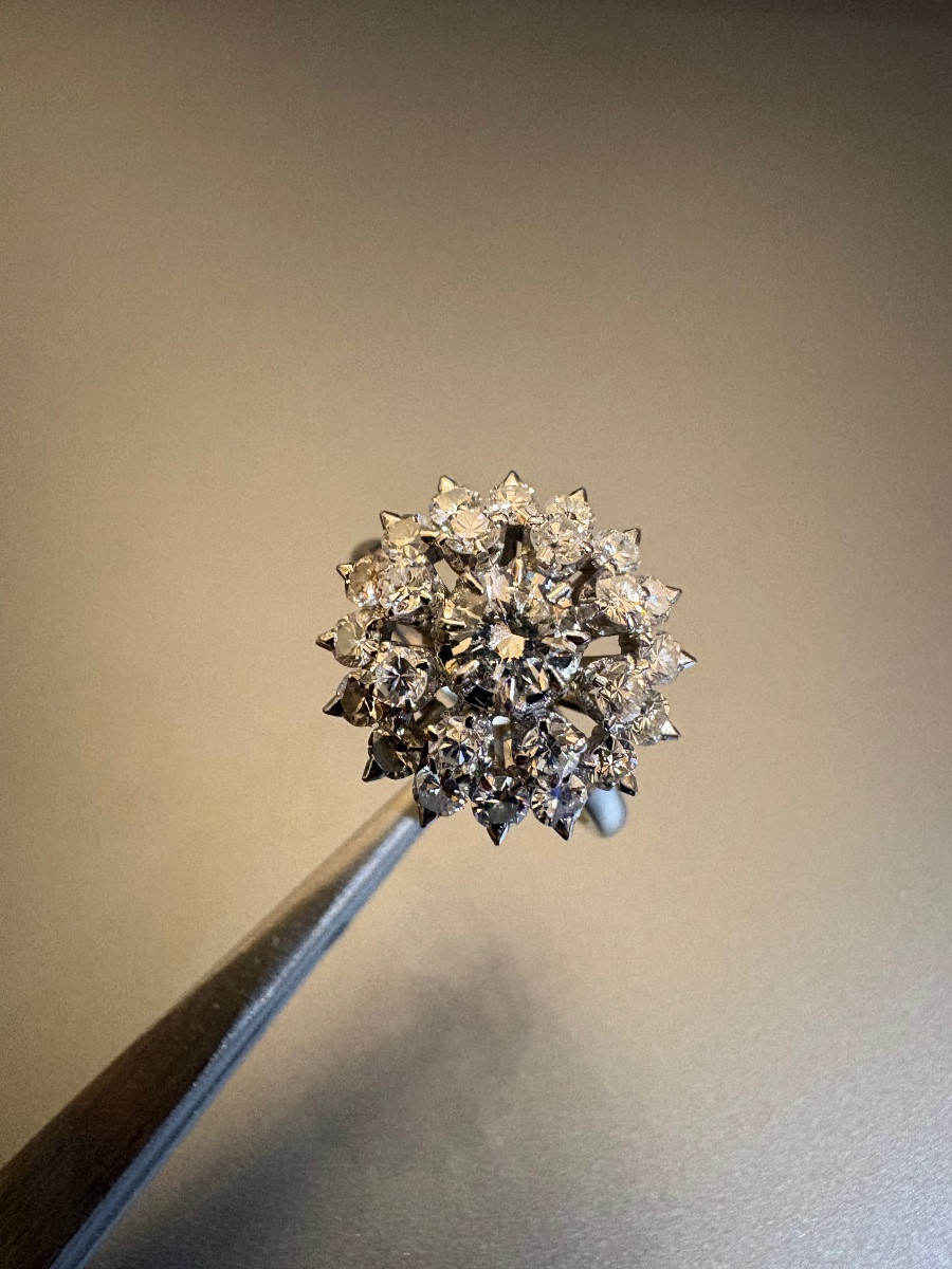 Daisy Ring In 750/1000th White Gold And Diamonds.-photo-2