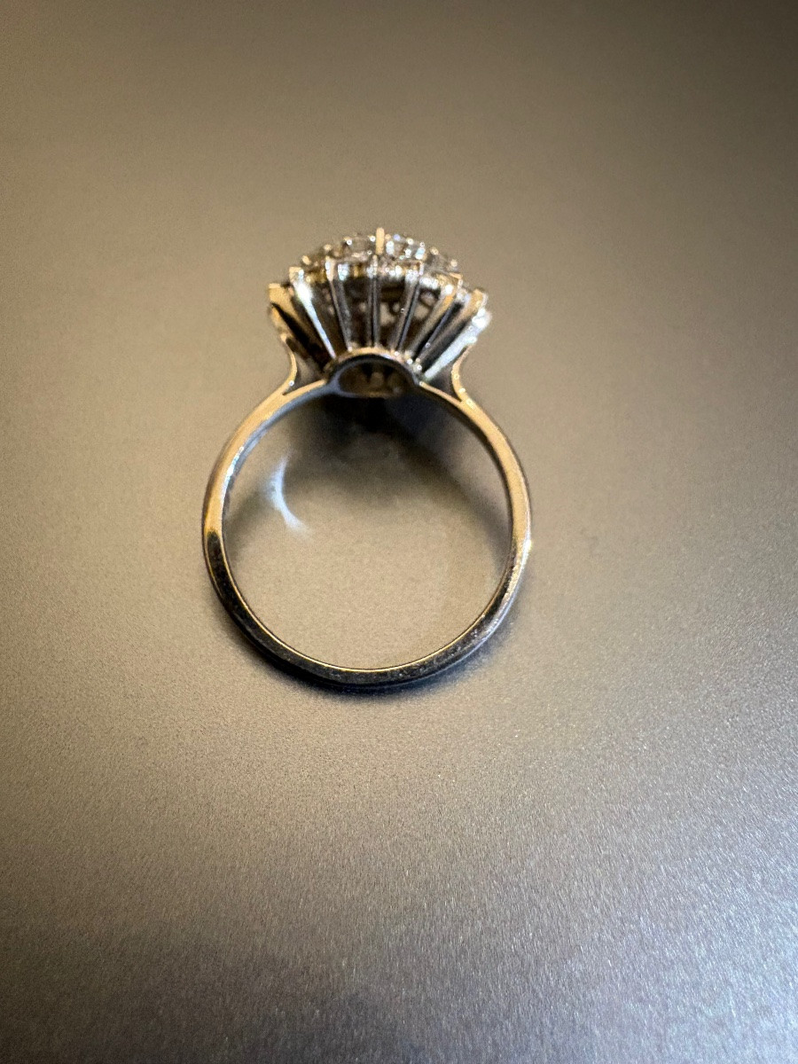 Daisy Ring In 750/1000th White Gold And Diamonds.-photo-4