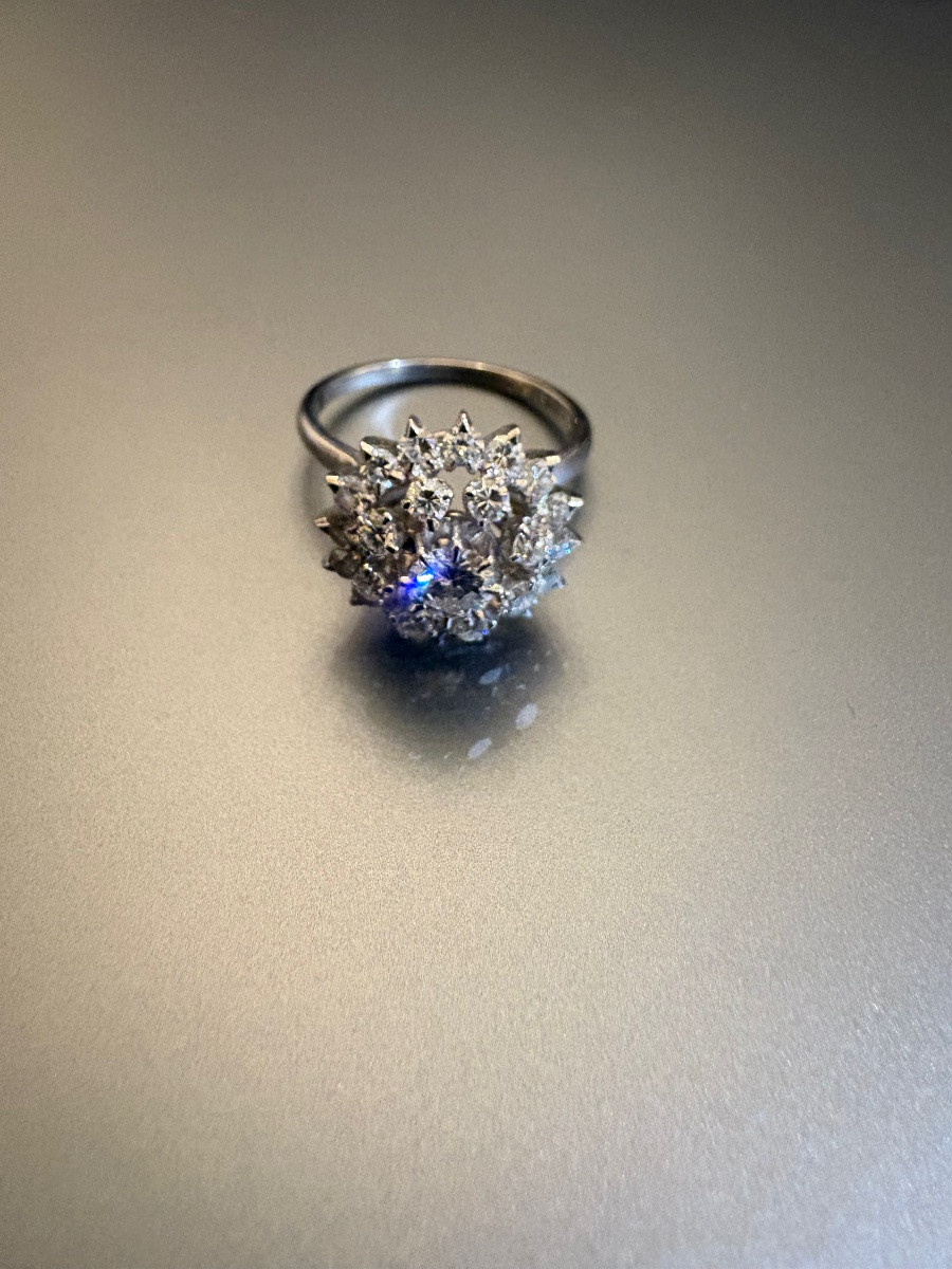 Daisy Ring In 750/1000th White Gold And Diamonds.-photo-3