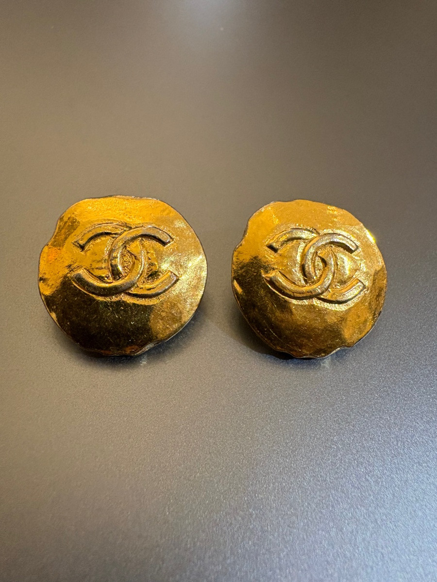 CHANEL: paire de clips d'oreilles plaque or. Signé.-photo-2