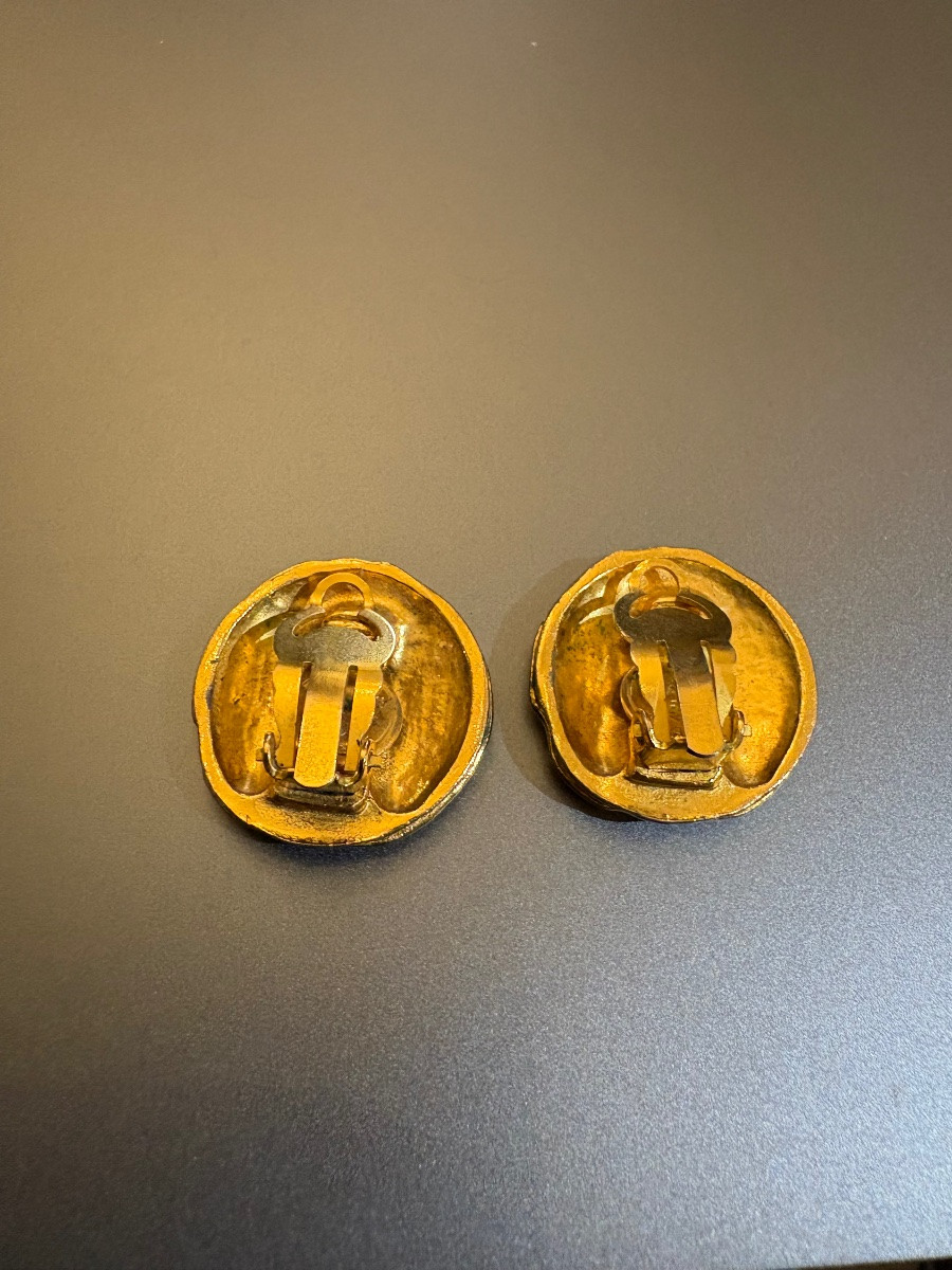 CHANEL: paire de clips d'oreilles plaque or. Signé.-photo-3