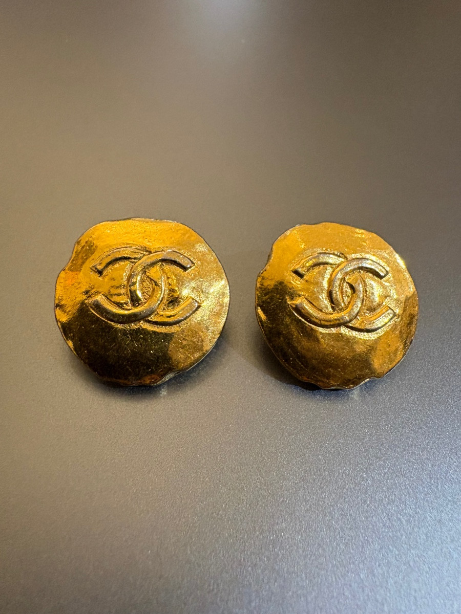 CHANEL: paire de clips d'oreilles plaque or. Signé.