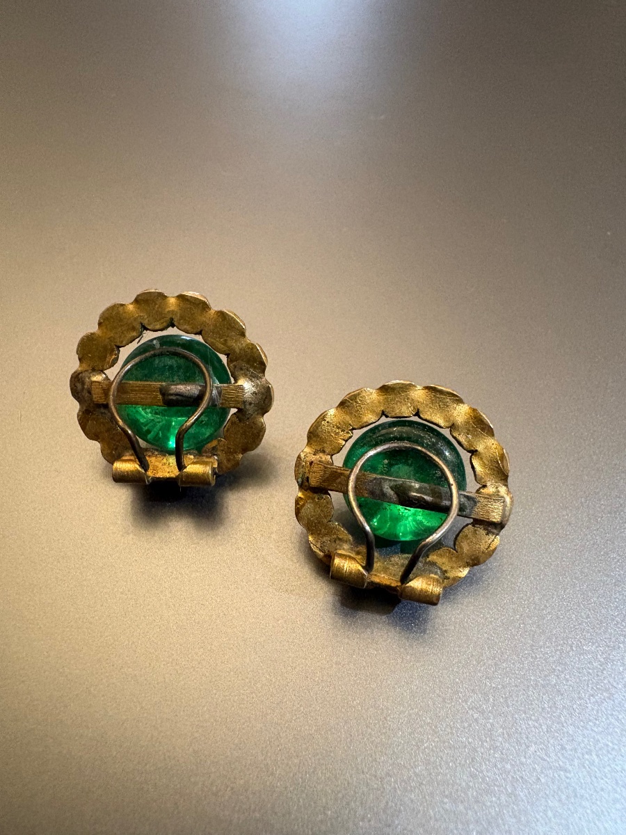 Ancienne paire de clips d'oreilles en métal et verre.-photo-2
