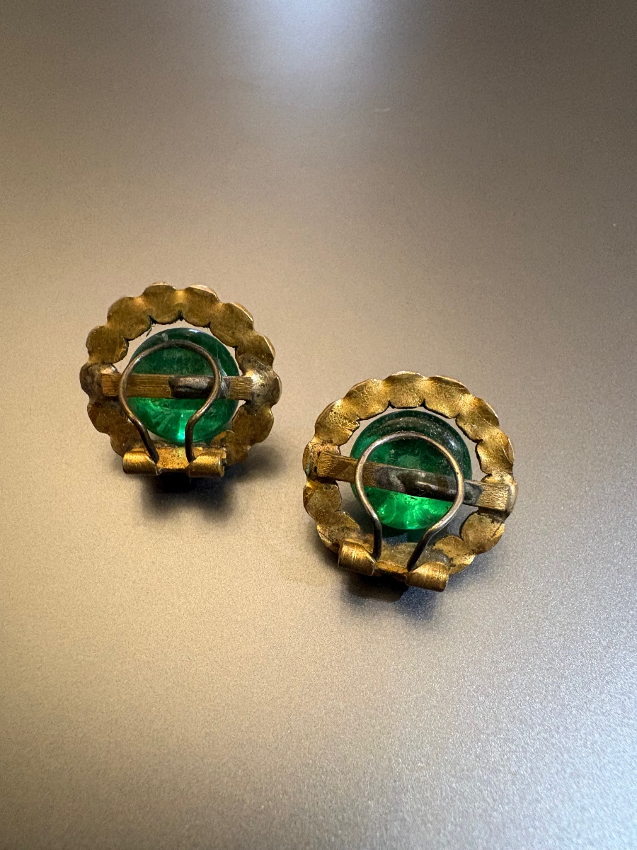 Ancienne paire de clips d'oreilles en métal et verre.-photo-1