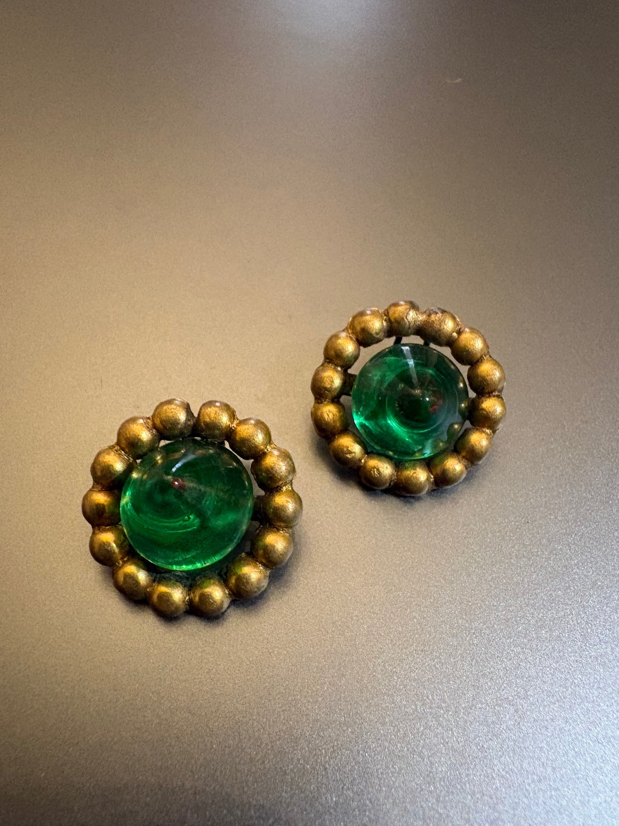 Ancienne paire de clips d'oreilles en métal et verre.