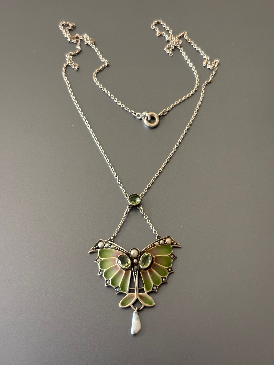 Collier argent 800/1000 eme et plique à jour. Circa 1905.