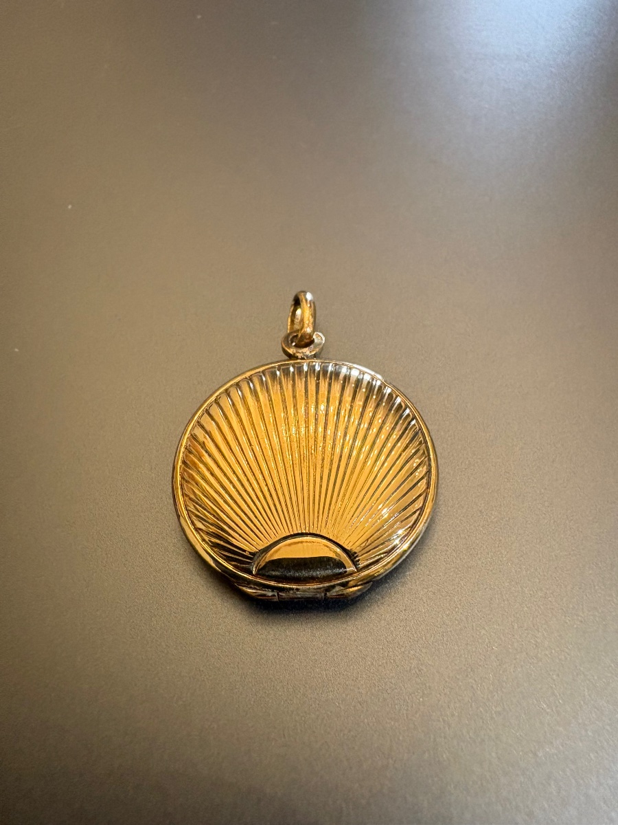 Art Deci: 750/1000 Yellow Gold Medallion Pendant Featuring A Photo-photo-2