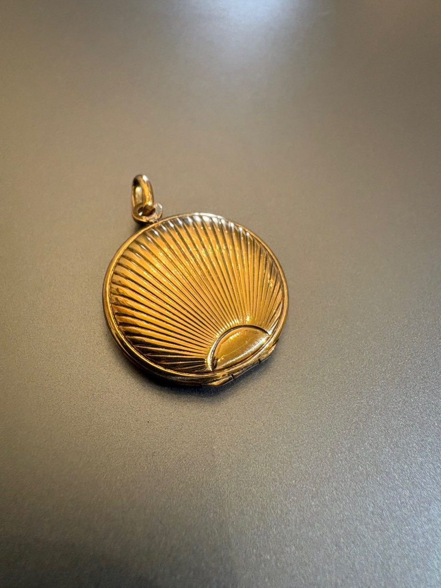 Art Deci: 750/1000 Yellow Gold Medallion Pendant Featuring A Photo-photo-3