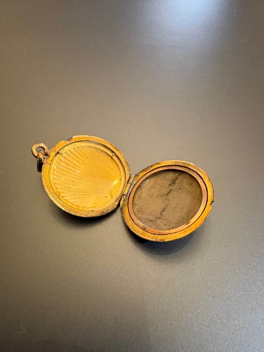 Art Deci: 750/1000 Yellow Gold Medallion Pendant Featuring A Photo-photo-4