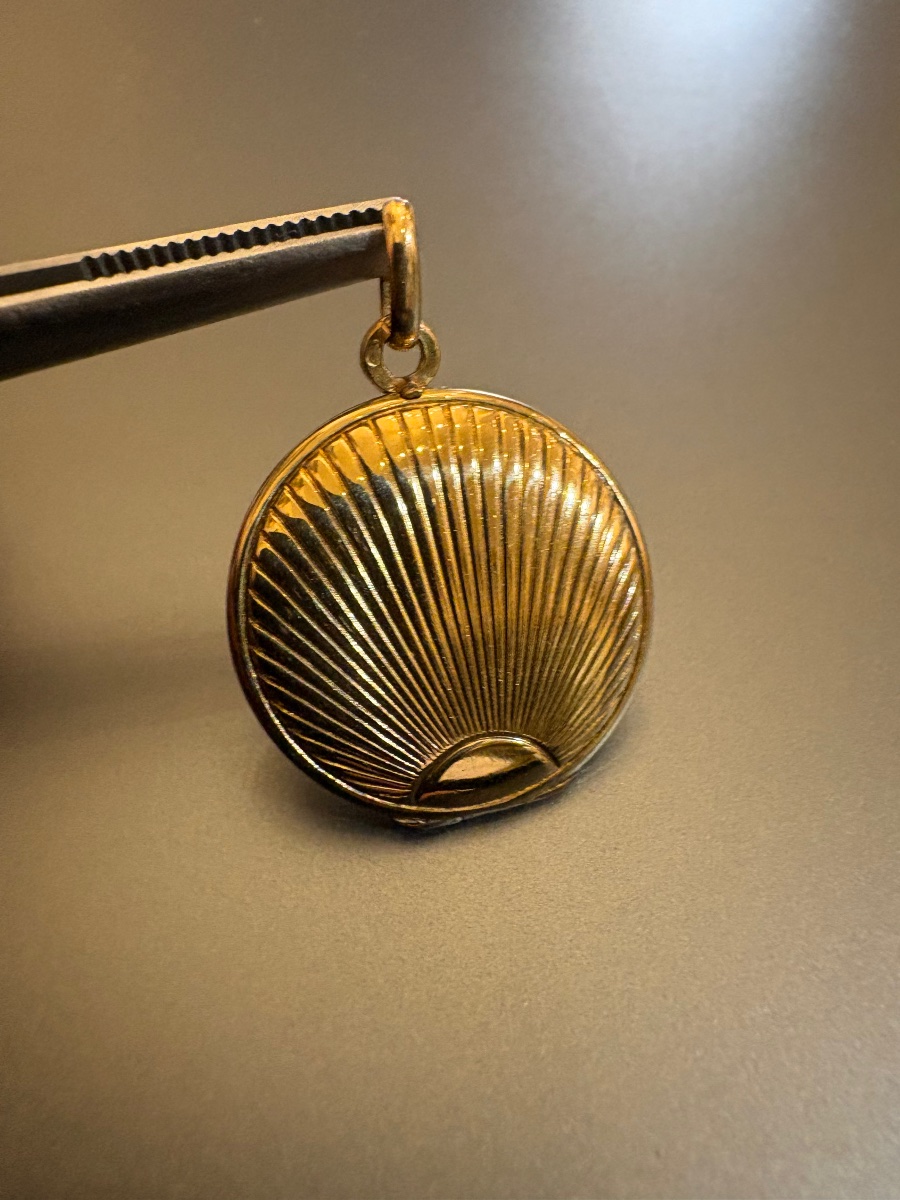 Art Deci: 750/1000 Yellow Gold Medallion Pendant Featuring A Photo-photo-3