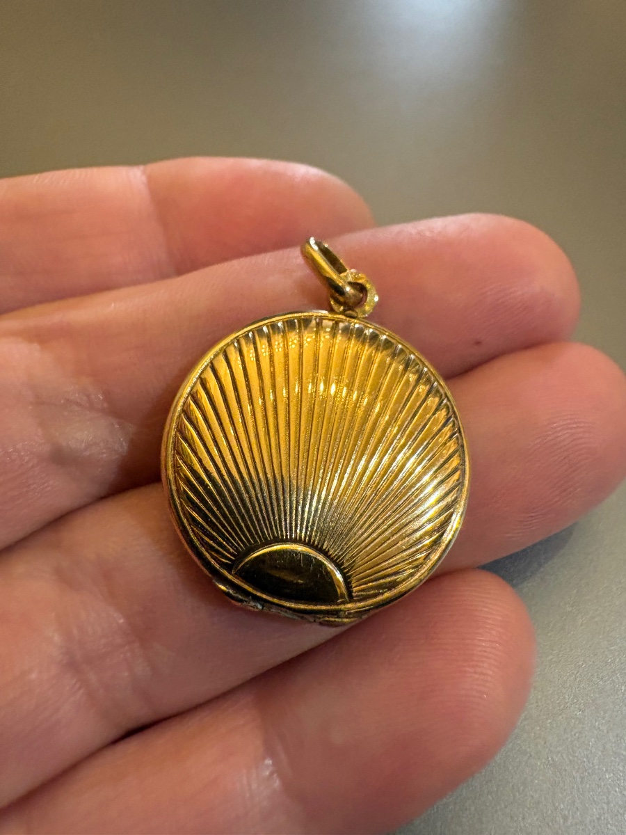 Art Deci: 750/1000 Yellow Gold Medallion Pendant Featuring A Photo-photo-4