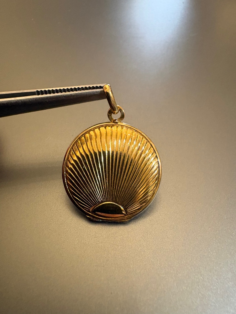 Art Deci: 750/1000 Yellow Gold Medallion Pendant Featuring A Photo-photo-5