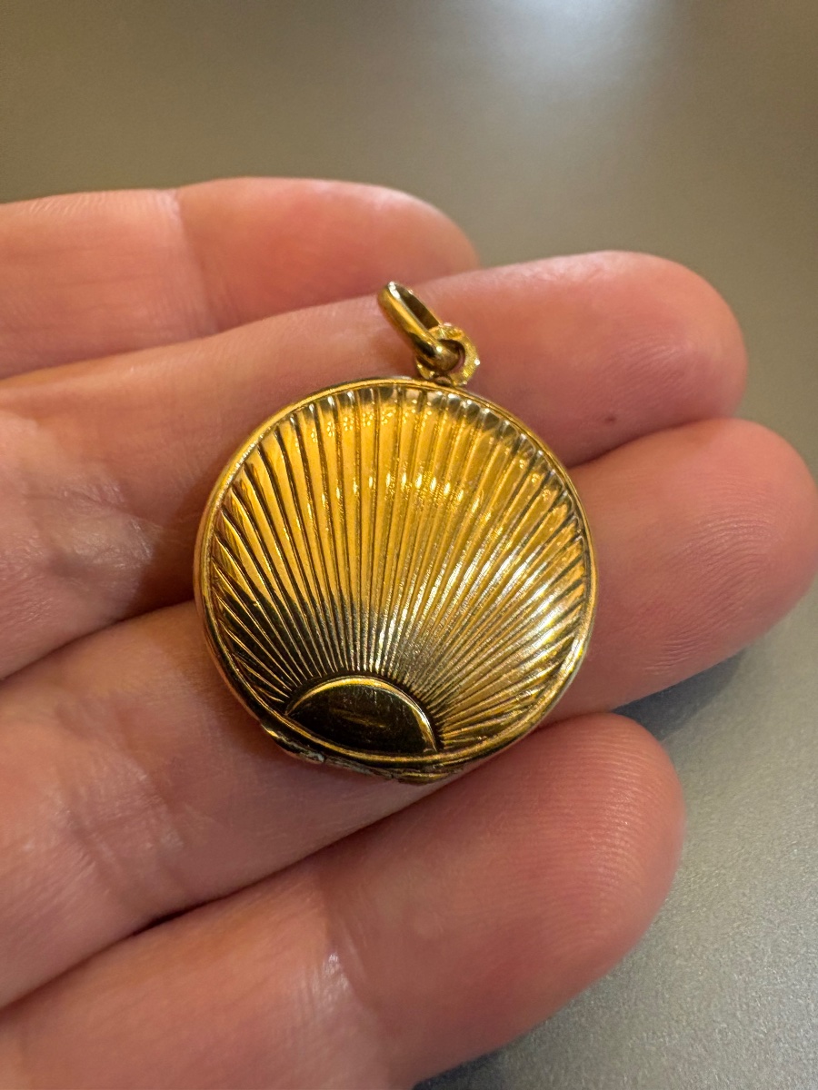 Art Deci: 750/1000 Yellow Gold Medallion Pendant Featuring A Photo