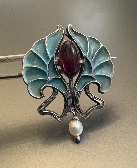 Art Nouveau: Silver Brooch, Openwork Plique, Garnet, And Fine Pearl.