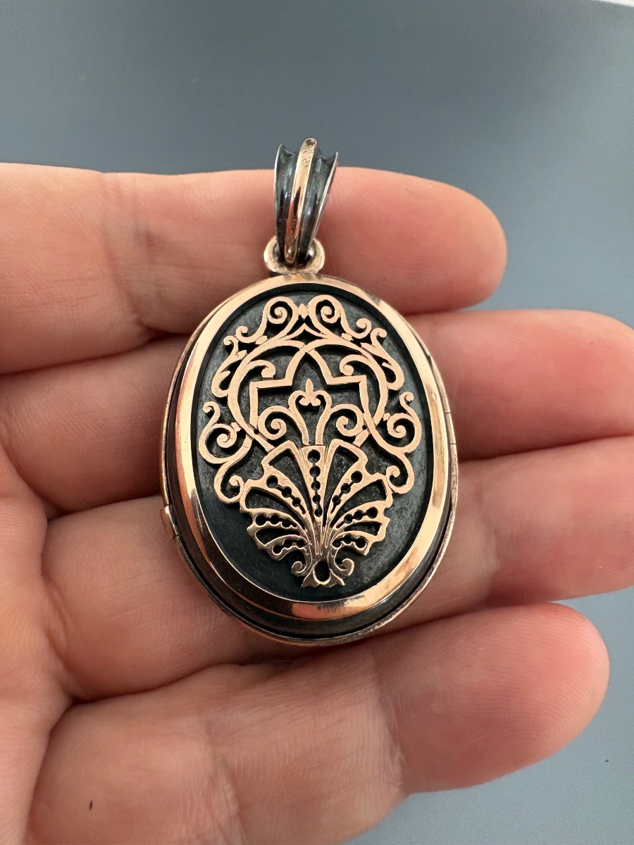 XIX siècle. Pendentif médaillon ovale ouvrant, en or et argent.-photo-1