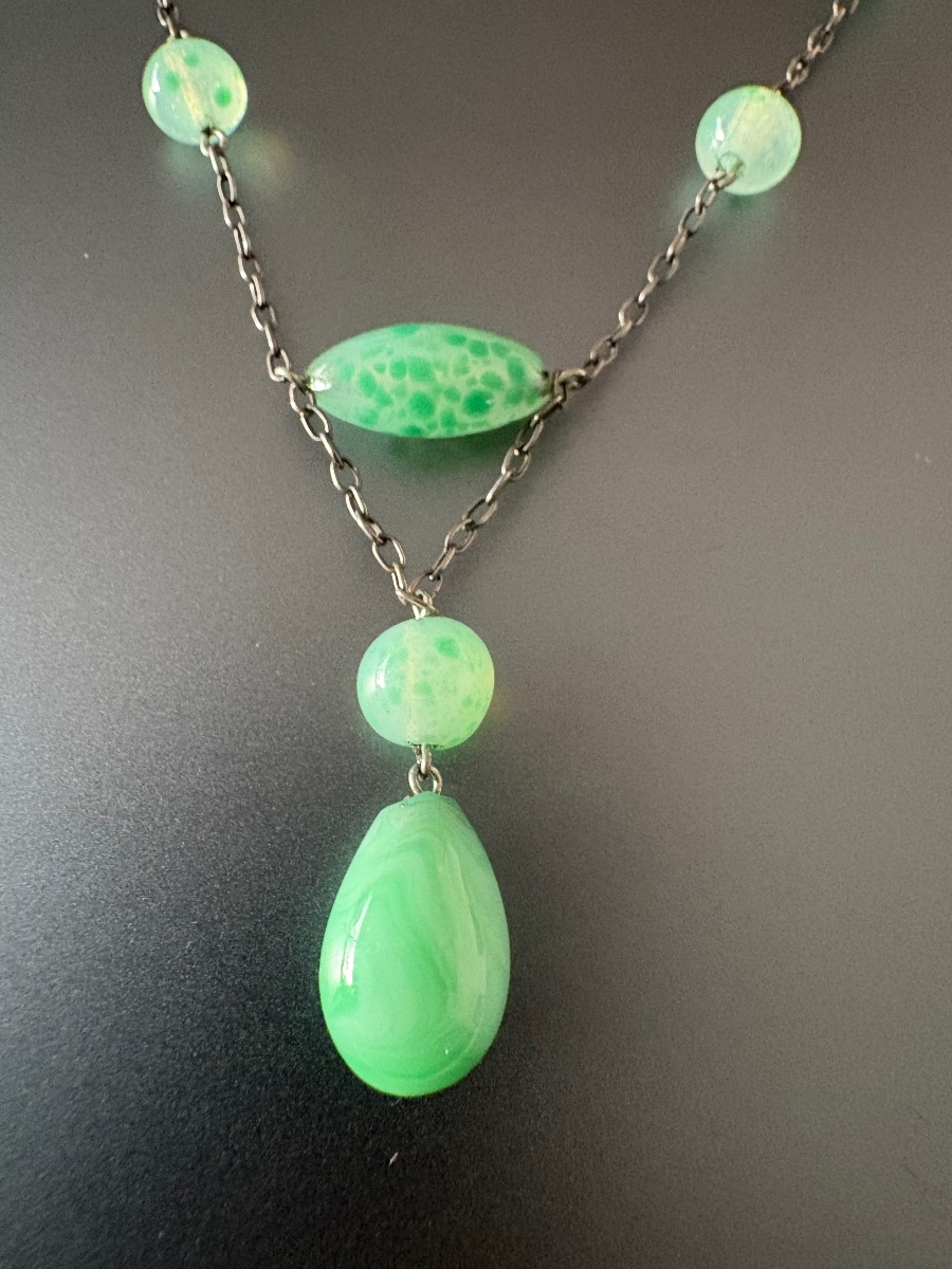 1920-1930: Collier lavallière de style Art Déco en métal argenté et verre de Bohème -photo-2