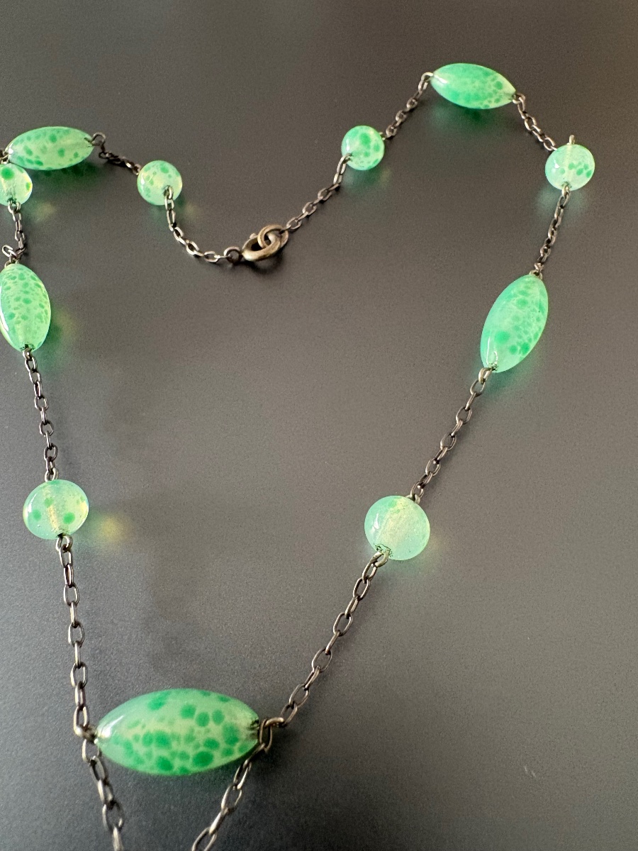 1920-1930: Collier lavallière de style Art Déco en métal argenté et verre de Bohème -photo-3