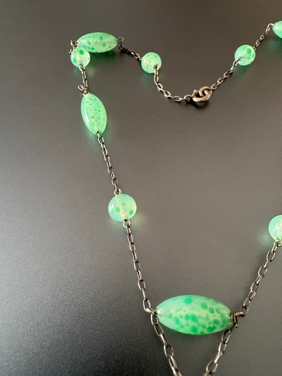 1920-1930: Collier lavallière de style Art Déco en métal argenté et verre de Bohème -photo-4