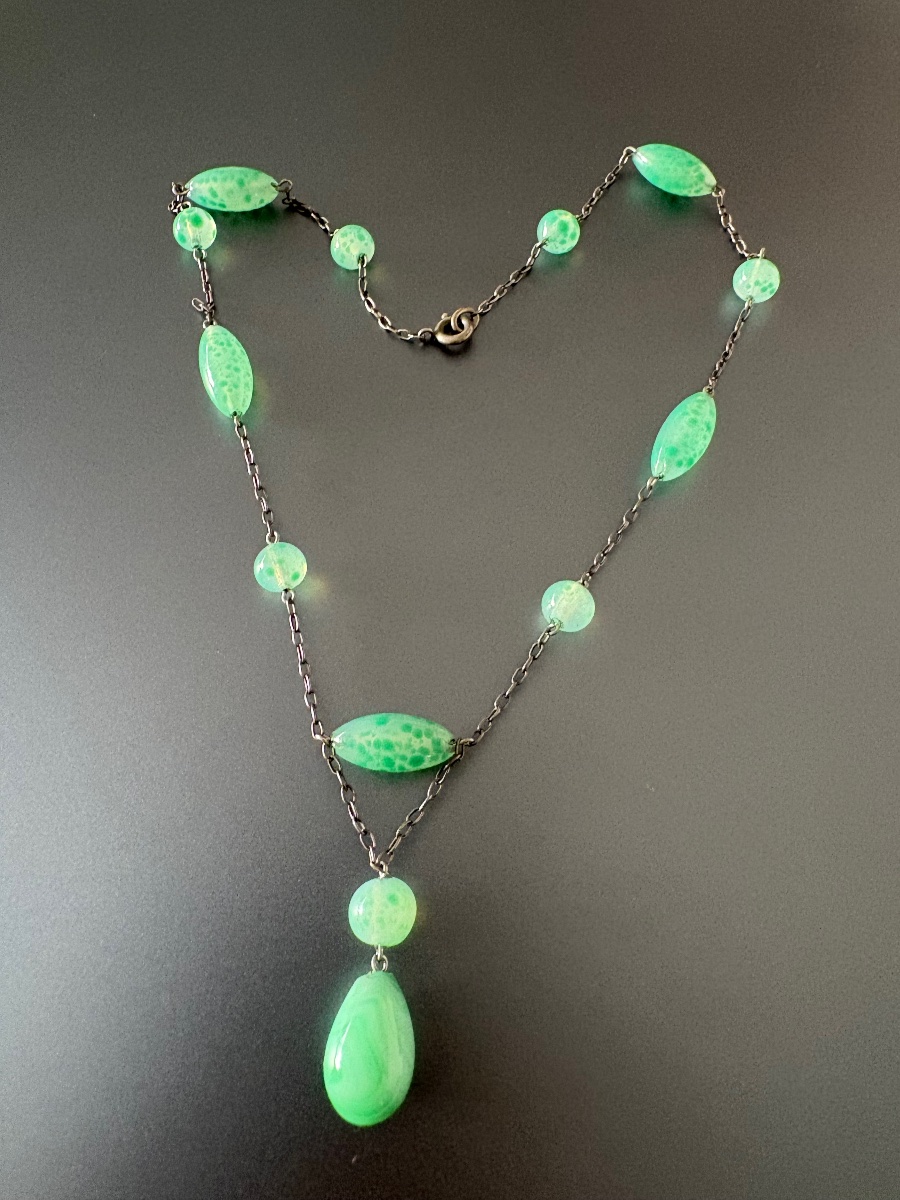 1920-1930: Collier lavallière de style Art Déco en métal argenté et verre de Bohème -photo-1