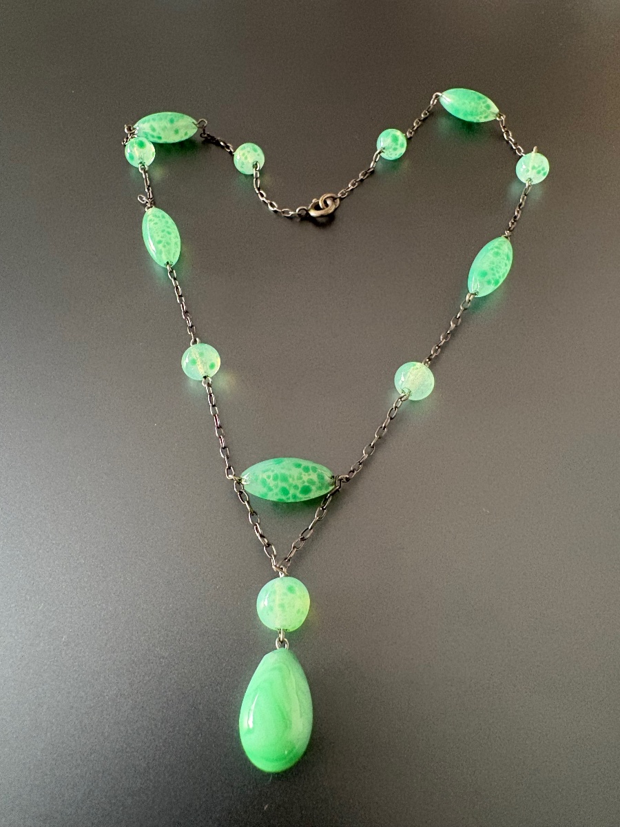 1920-1930: Collier lavallière de style Art Déco en métal argenté et verre de Bohème -photo-2