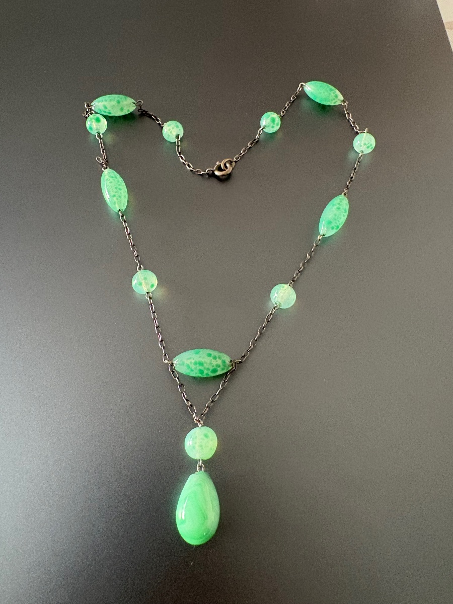 1920-1930: Collier lavallière de style Art Déco en métal argenté et verre de Bohème 