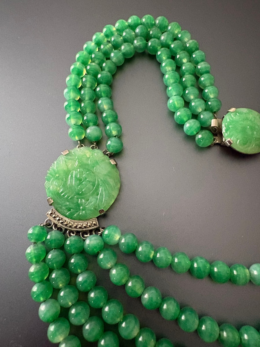 Collier style Art Déco en métal et verre jade de Pékin.