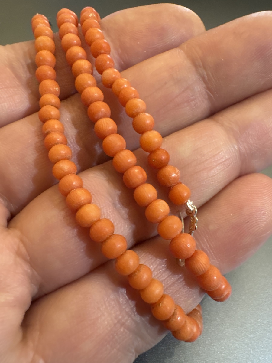 Collier de perles de corail. Fermoir argent.-photo-2