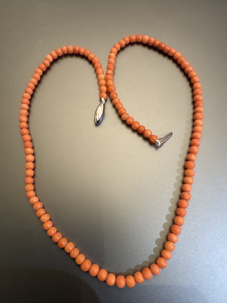 Collier de perles de corail. Fermoir argent.-photo-3