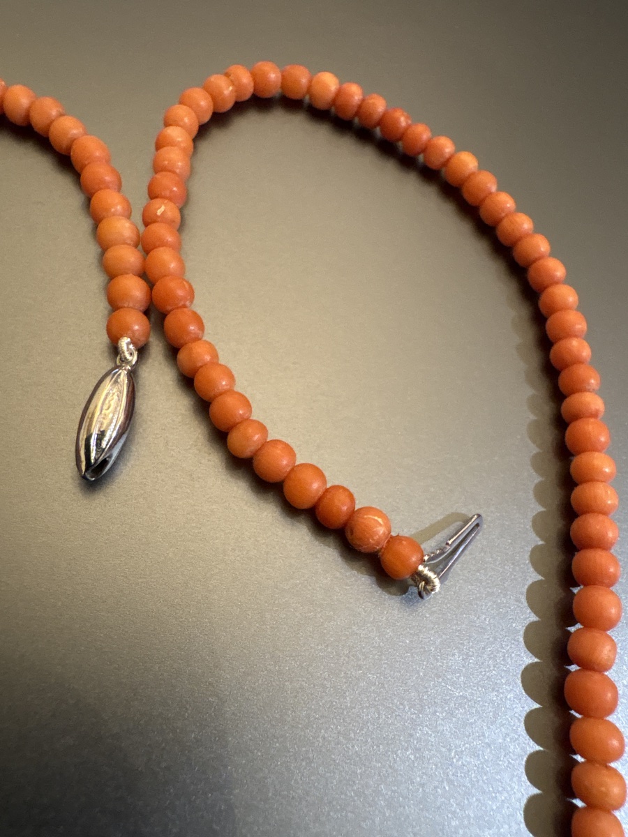 Collier de perles de corail. Fermoir argent.-photo-4