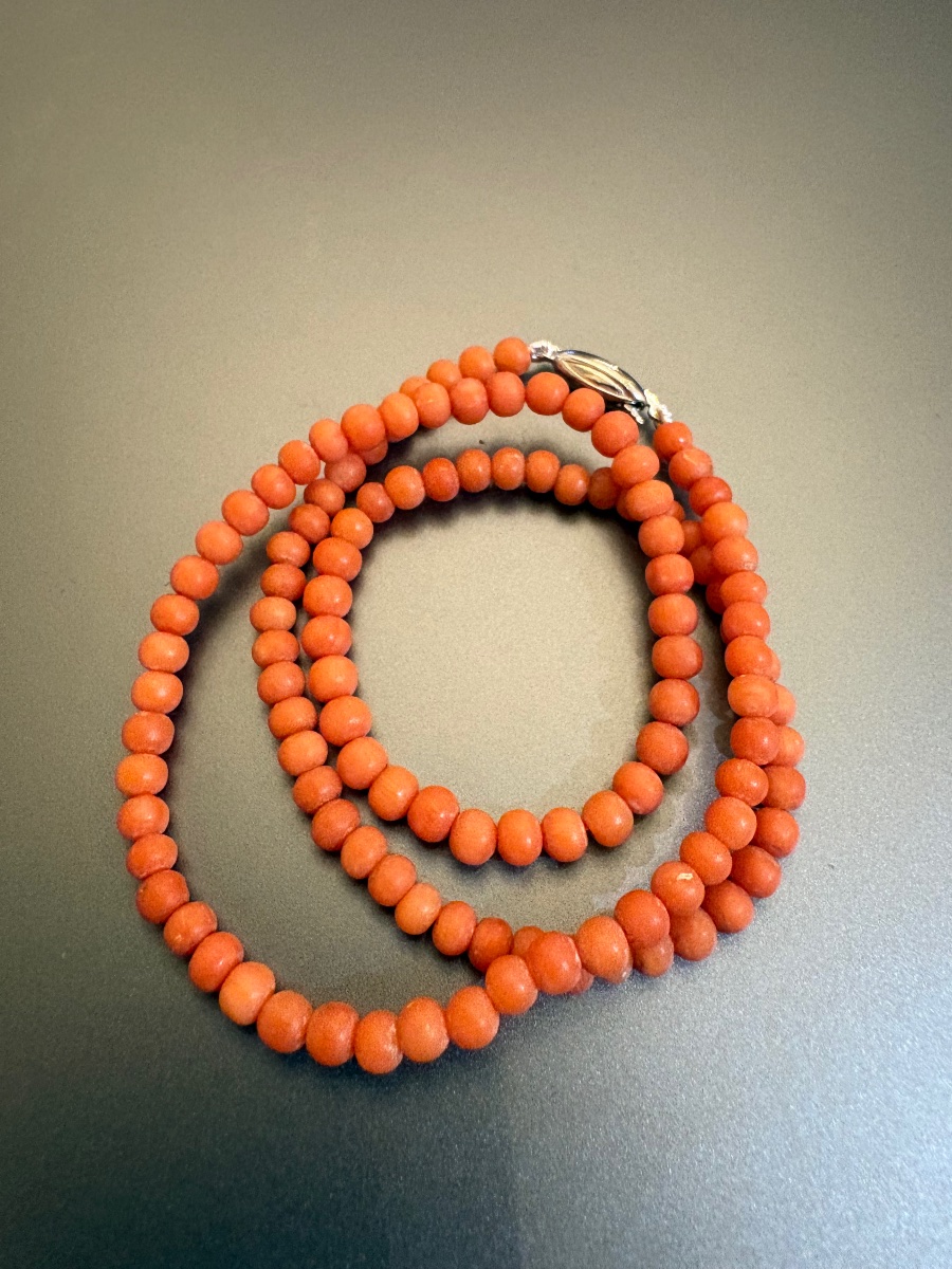 Collier de perles de corail. Fermoir argent.