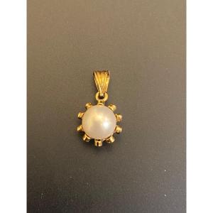 Gold Pendant And Cultured Pearl