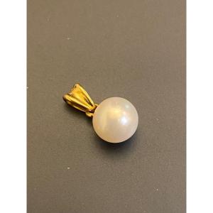 Gold Pendant And Cultured Pearl 9 Mm In Diameter