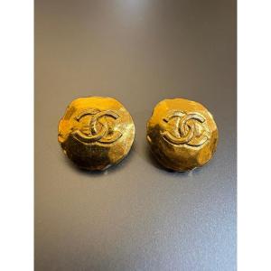 CHANEL: paire de clips d'oreilles plaque or. Signé.