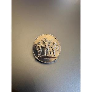 LAGRANGE: Broche en argent avec une médaille trois angelots musiciens.