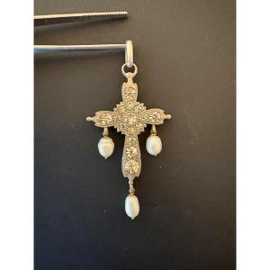 Ancien pendentif croix en argent, perles et pierres de ring.