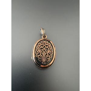 19th Century. Oval Medallion Pendant That Opens, Made Of Gold And Silver.