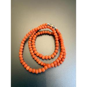 Collier de perles de corail. Fermoir argent.