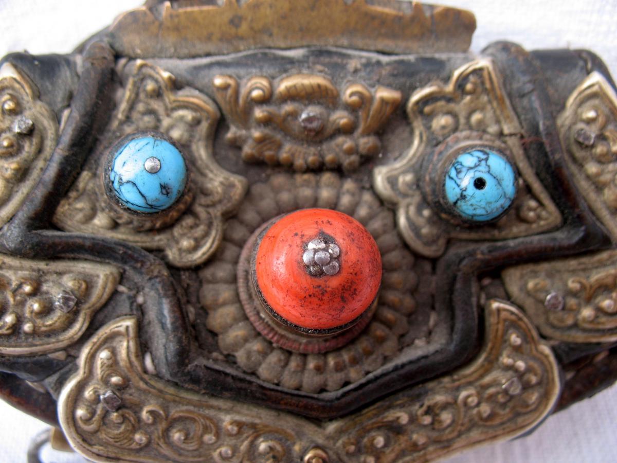 Porte monnaie du Tibet en cuir, bronze, corail et turquoises. Fin XIXème-photo-3