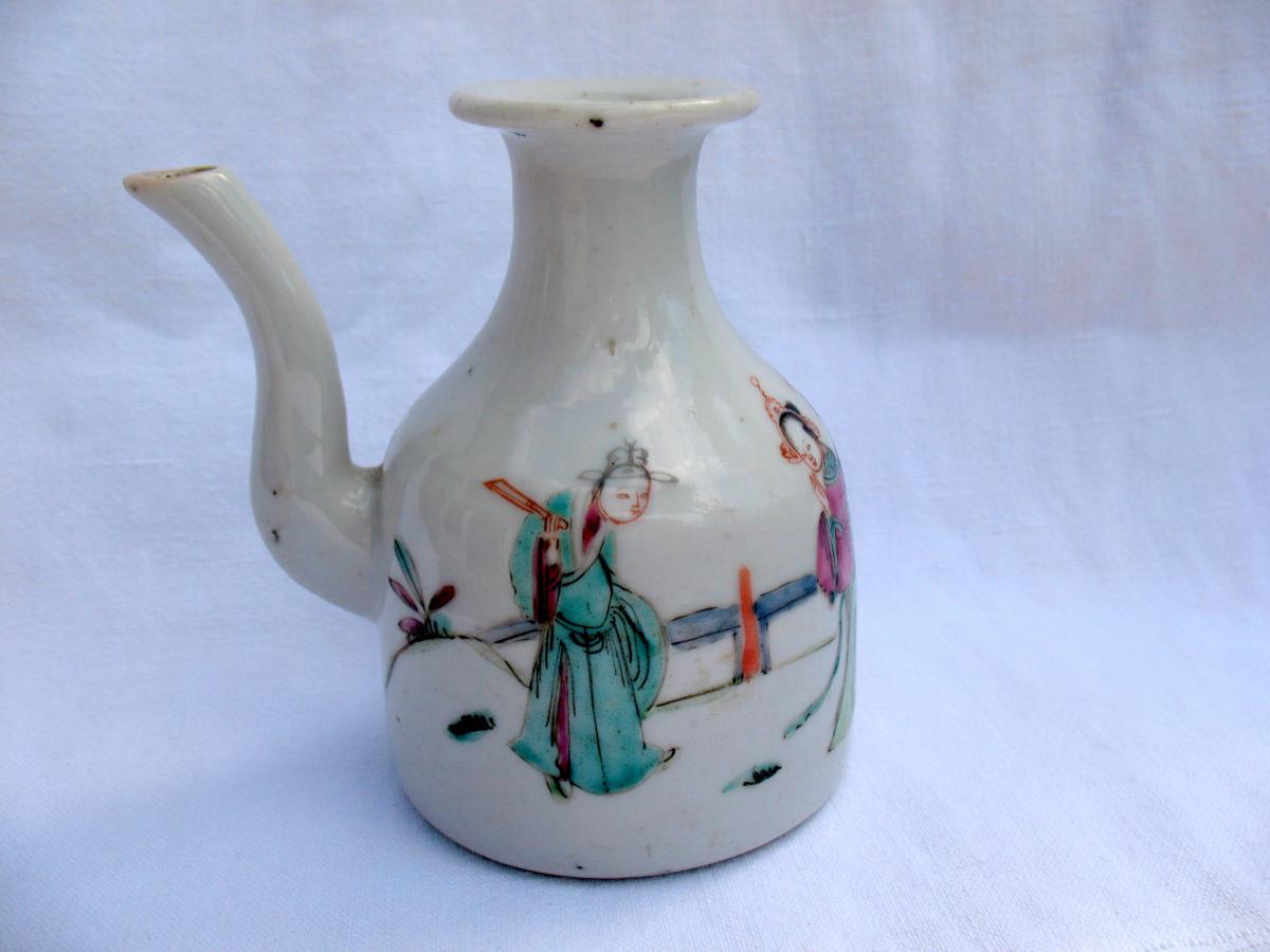 Verseuse en porcelaine de Chine. Décor polychrome. XVIIIème siècle