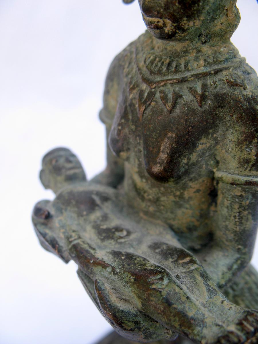 Statue en bronze d'une déesse Apsara à l'enfant. Empire Khmer, Cambodge XVIIIème-photo-3