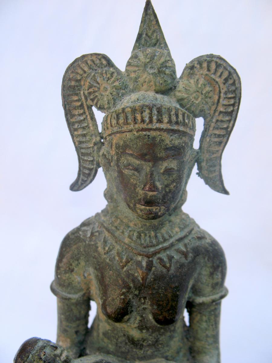 Statue en bronze d'une déesse Apsara à l'enfant. Empire Khmer, Cambodge XVIIIème-photo-1