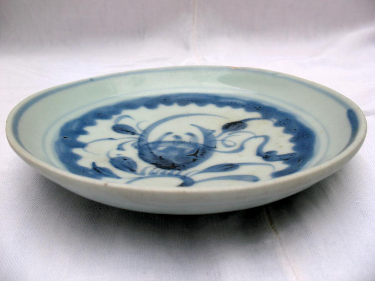 Petit plat en porcelaine blanc bleu. Dynastie Lê, Vietnam XVI - XVIIème