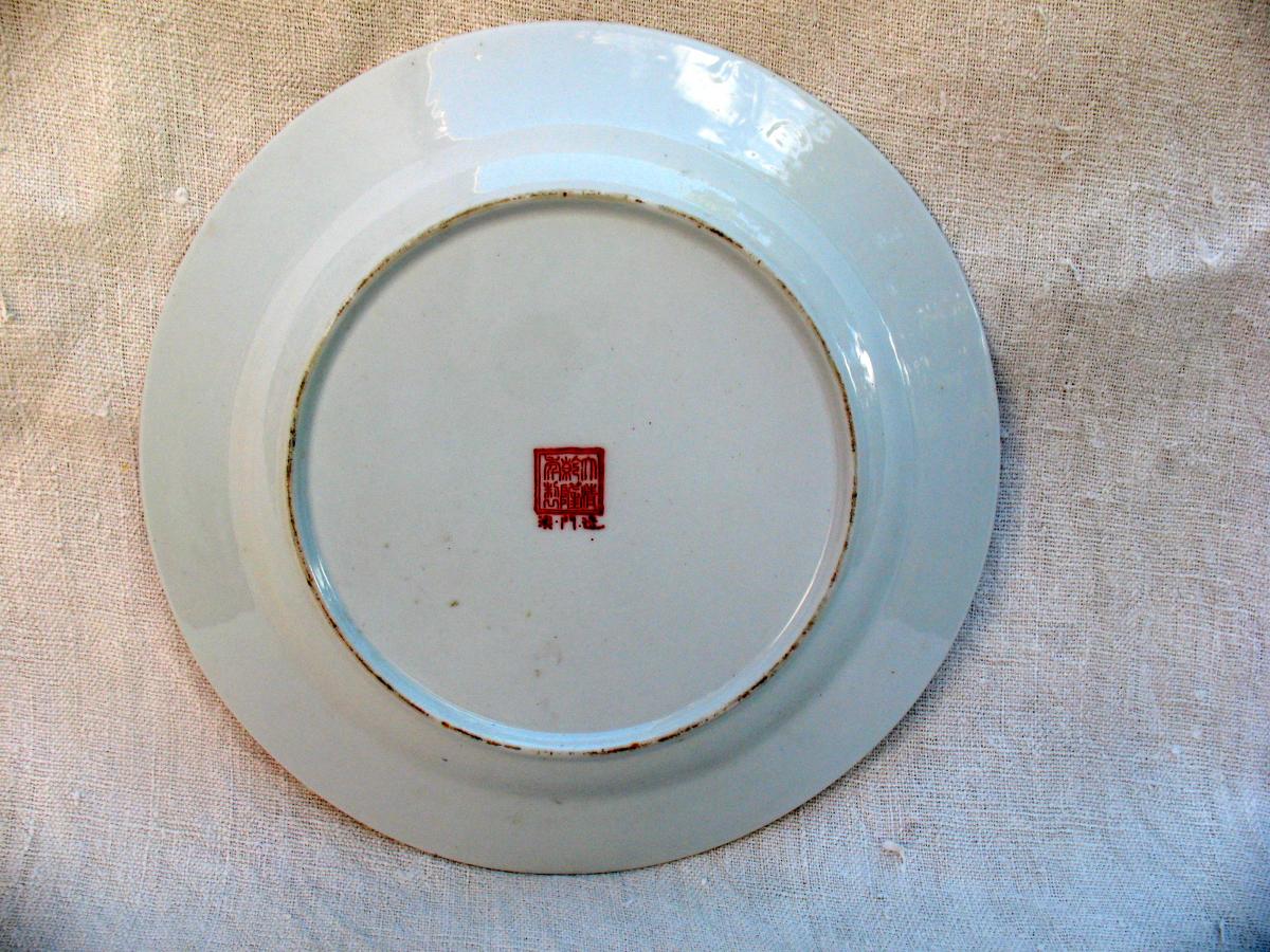 Deux plats en porcelaine de Chine. Décor au phénix et à la fleur de lotus. Début XXème-photo-6