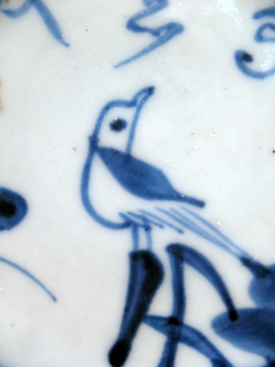 Plat en porcelaine blanc bleu. Décor à l'oiseau. Chine, XVIIIème-photo-2