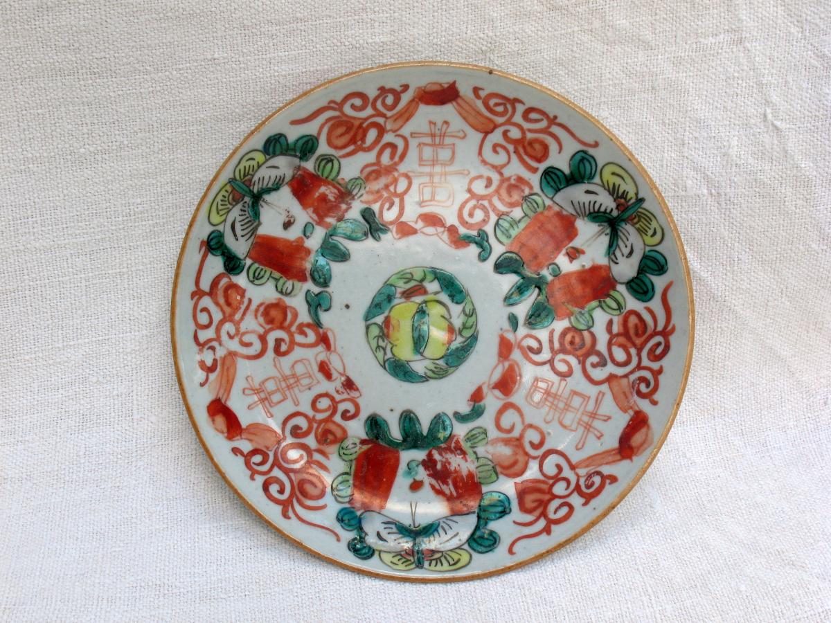 Red Iron Porcelain Plate. Butterfly Decor. Signature Endless Node. China, XIXth C.