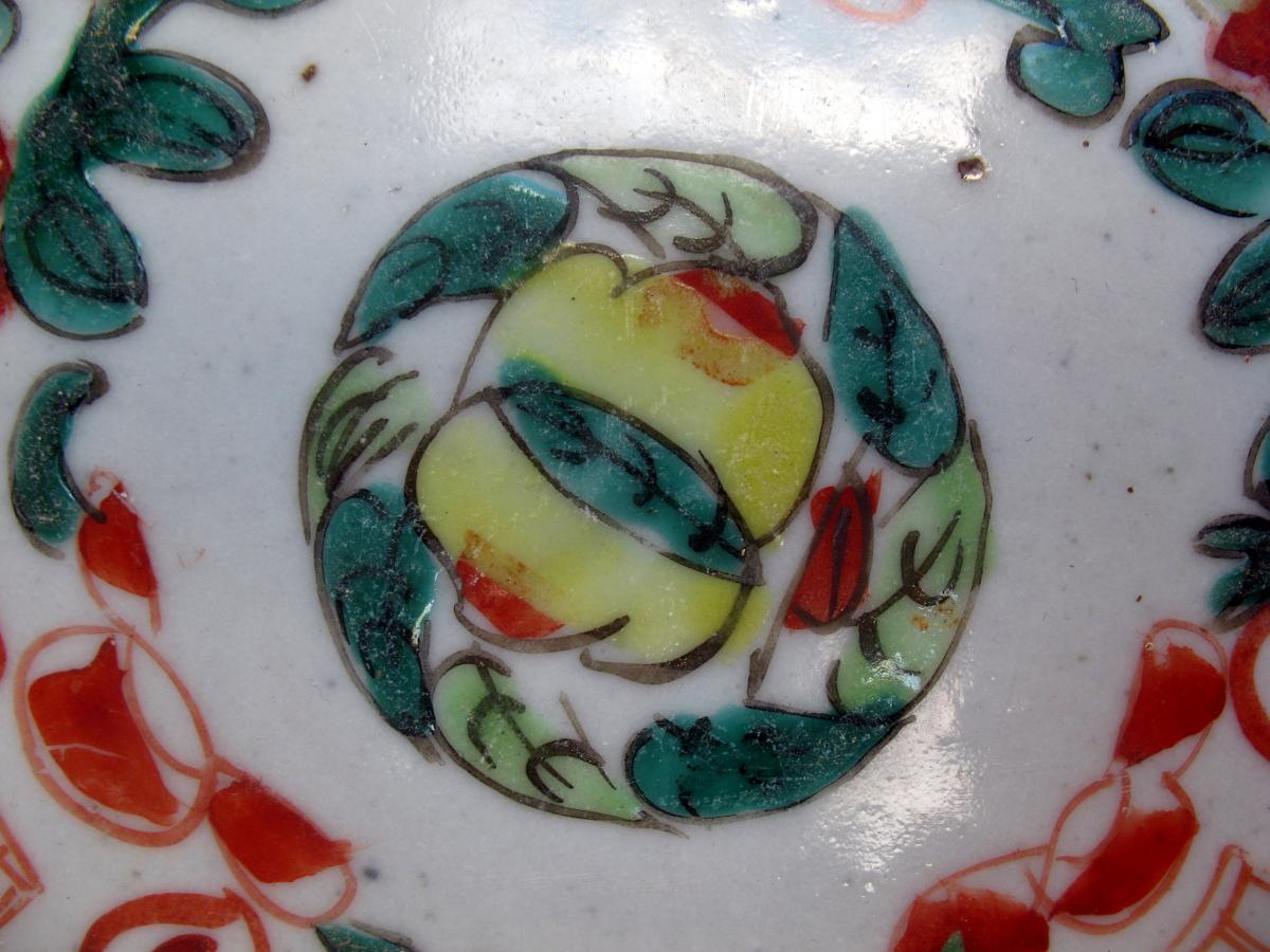 Red Iron Porcelain Plate. Butterfly Decor. Signature Endless Node. China, XIXth C.-photo-2