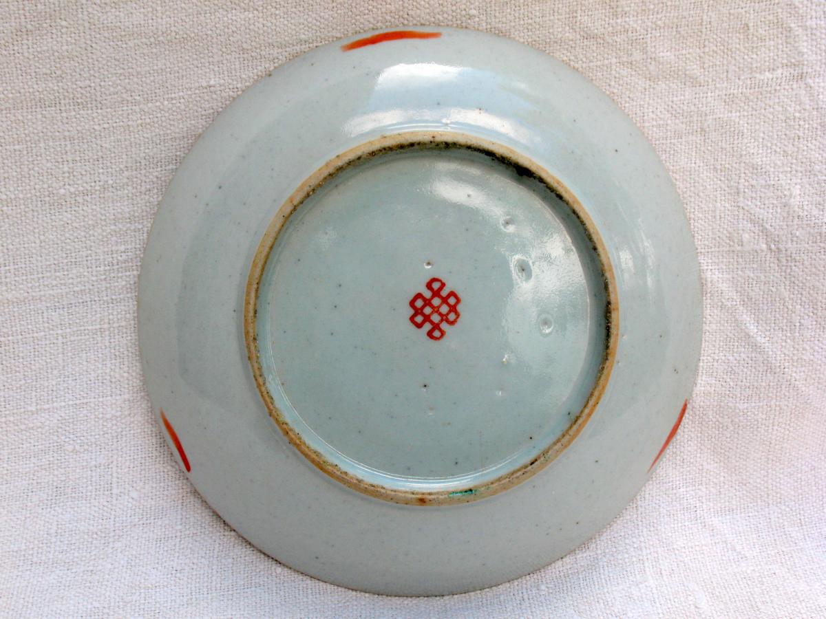 Red Iron Porcelain Plate. Butterfly Decor. Signature Endless Node. China, XIXth C.-photo-3