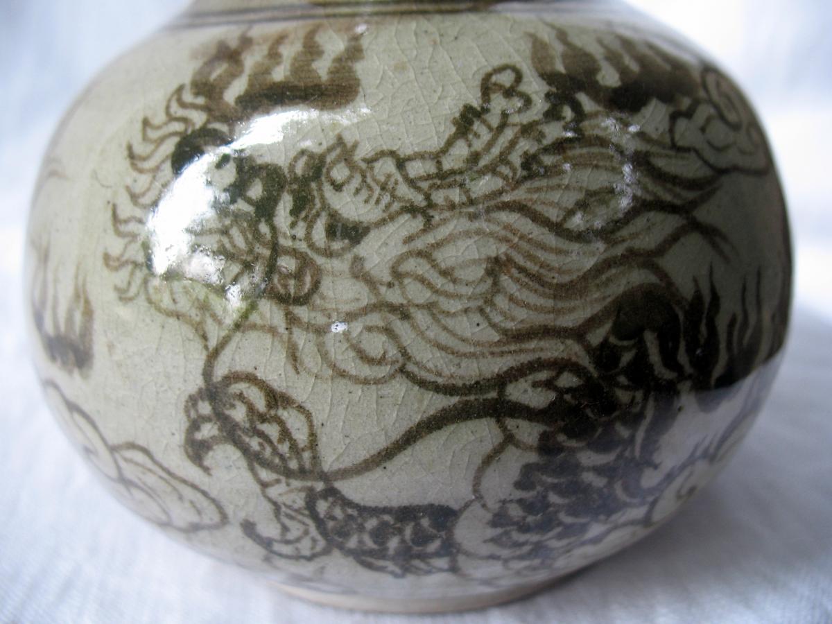 Vase bouteille en grès céladon. Décor au dragon. Dynastie Choson, Corée fin XVIIIème-photo-2